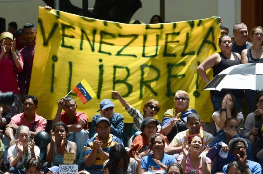 Las marchas contra el gobierno convocan a miles de persomas.