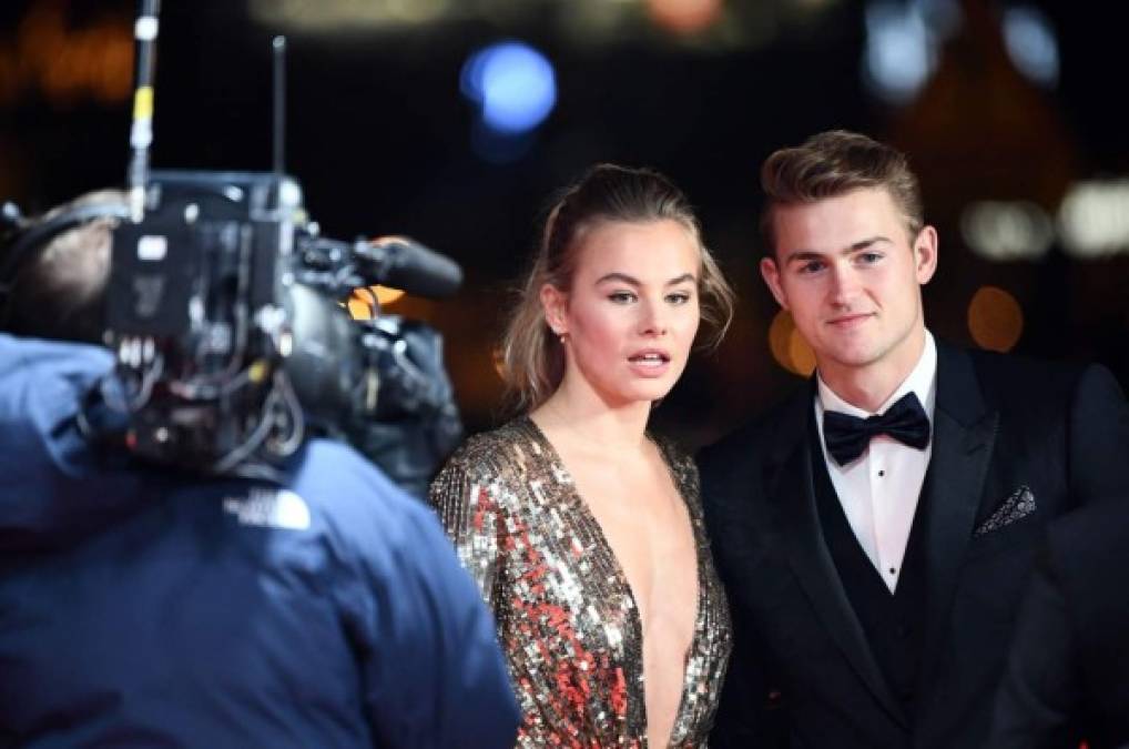 Matthijs de Ligt y su novia Annekee Molenaar.