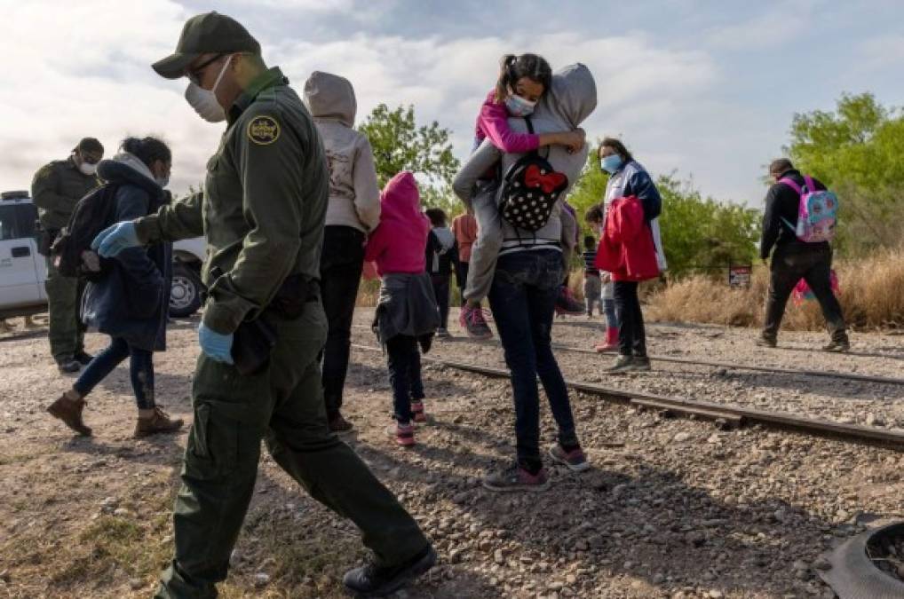 En febrero, más de 100.000 migrantes indocumentados fueron detenidos en la frontera sur estadounidense, incluidos casi 9.500 menores no acompañados, y estas llegadas se aceleraron aún más en marzo.