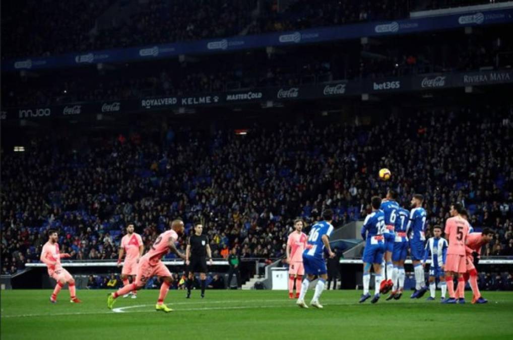 El tiro libre de Messi superó la barrera y se fue al fondo de la portería del Espanyol.