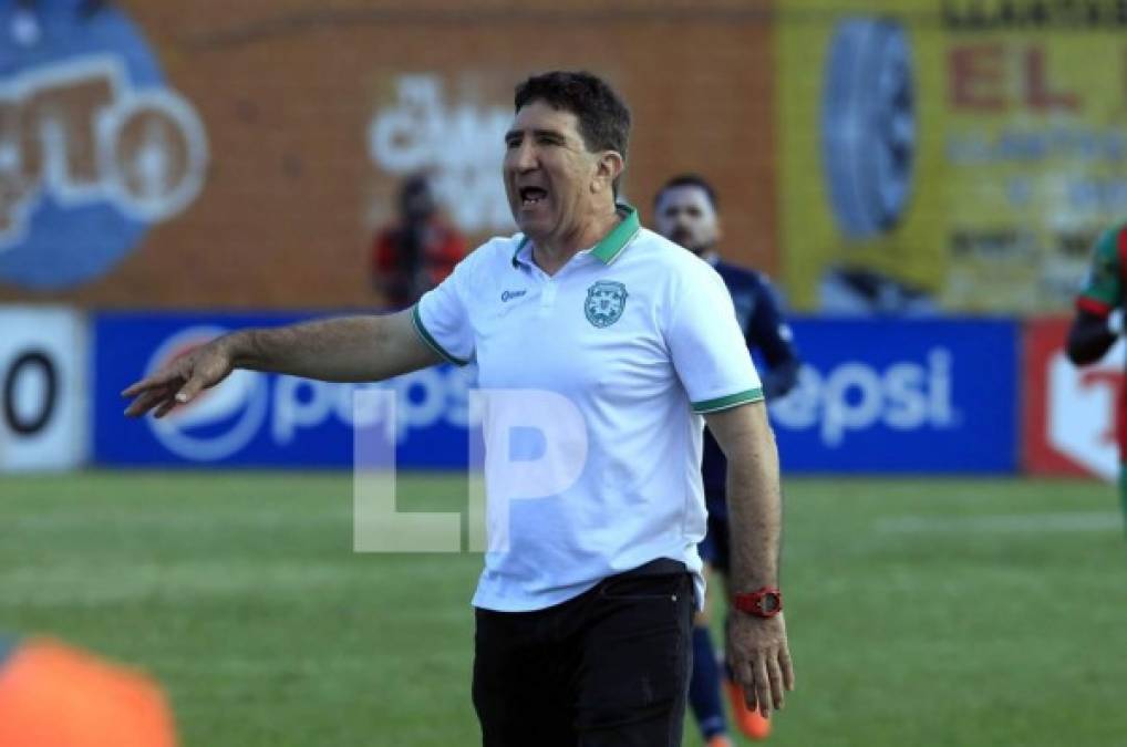 Héctor Vargas dando indicaciones a sus muchachos en el partido.