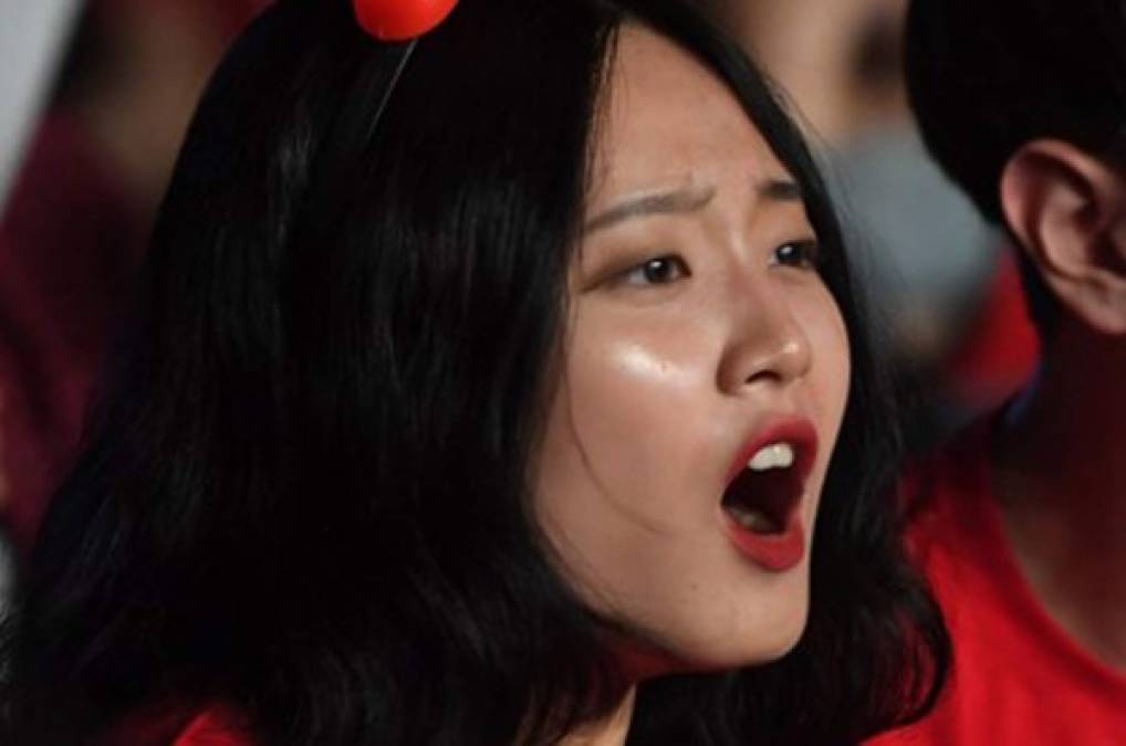 Esta bella fan coreana estuvo apoyando a su selección en el juego ante Suecia. Foto EFE