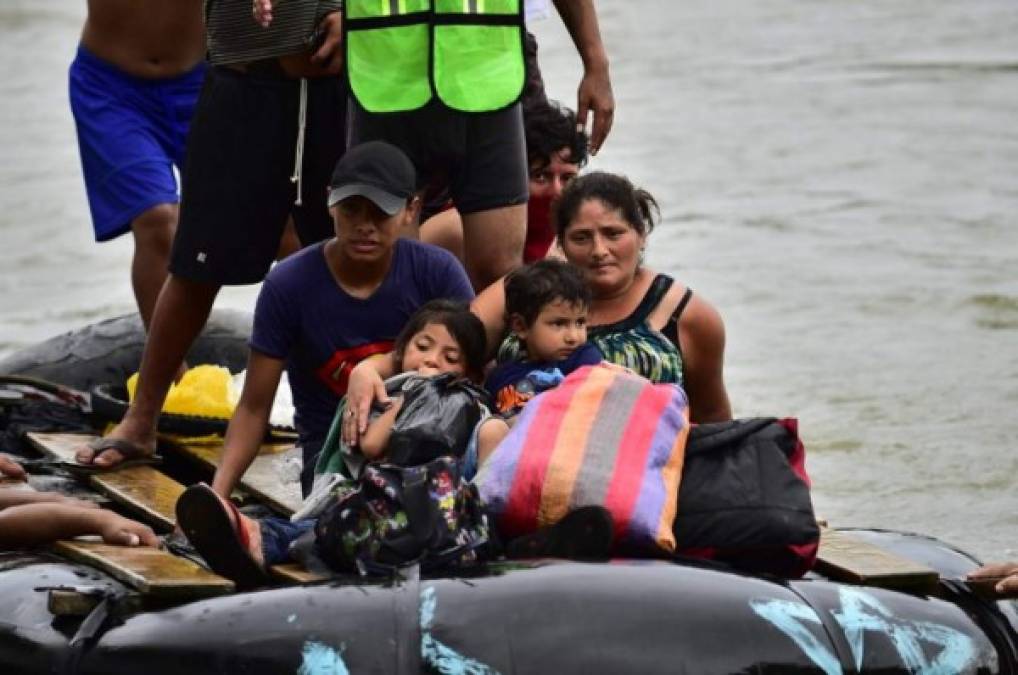 Otros prefieron cruzar en balsas pues llevan a sus hijos en brazos.