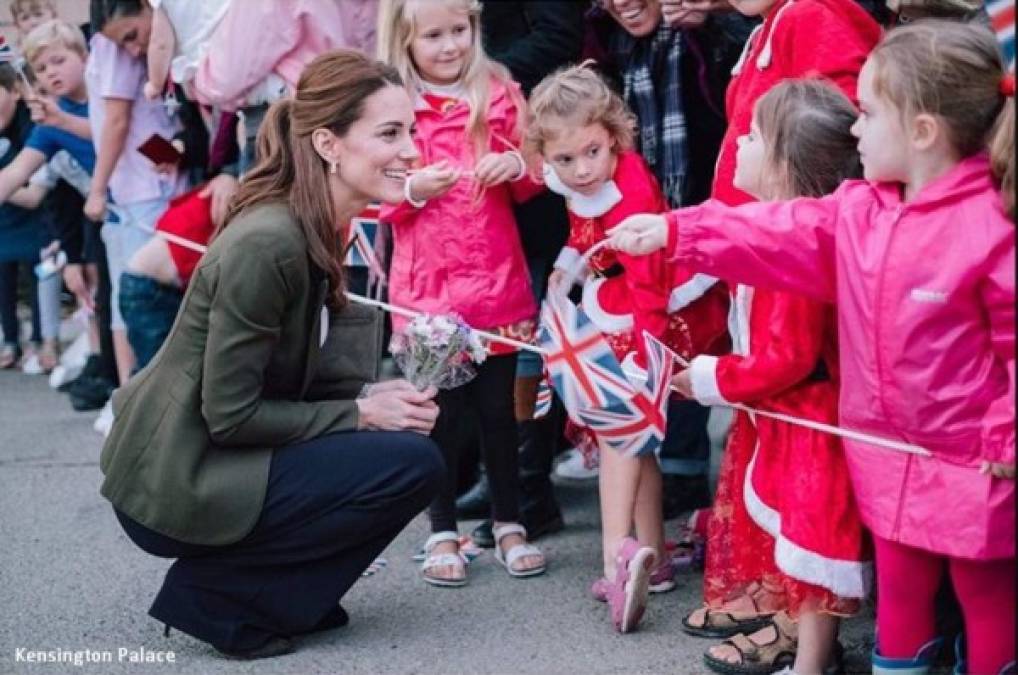 Durante su visita los duques de Cambridge convivieron con el personal de la RAF, las familias que viven en la base y algunos miembros de la comunidad.