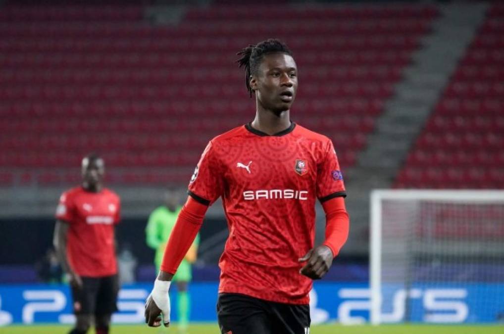 Eduardo Camavinga es objetivo del Manchester United. Los 'Red Devils' harán una oferta por el internacional francés según informa 'Mail'. El United se quedó sin Jude Bellingham la temporada pasada que acabó fichando por el Borussia Dortmund, pero ven a Camavinga como una alternativa más que capaz. El joven de 18 años es considerado uno de los centrocampistas jóvenes más prometedores de Europa, ya que ha sido internacional tres veces con Francia.<br/><br/>Foto - The Sun