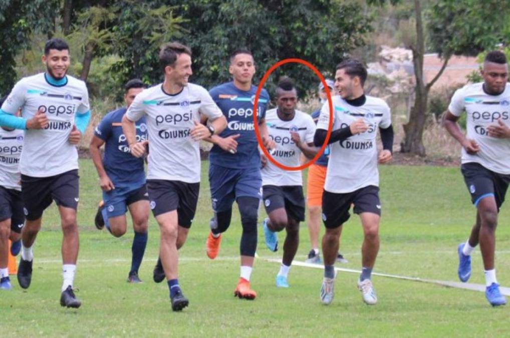 Carlos 'Muma' Fernández: El extremo hondureño se encuentra entrenando con Motagua a la espera de llegar a un acuerdo con los azules. En las últimas campañas militó en el Fénix de Uruguay.