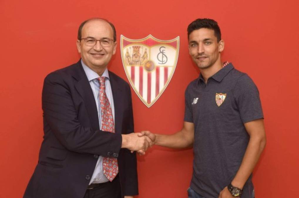 OFICIAL. El extremo Jesús Navas, hasta la pasada campaña en el Manchester City, vuelve al club donde se formó y firma por el Sevilla para las próximas cuatro temporadas.