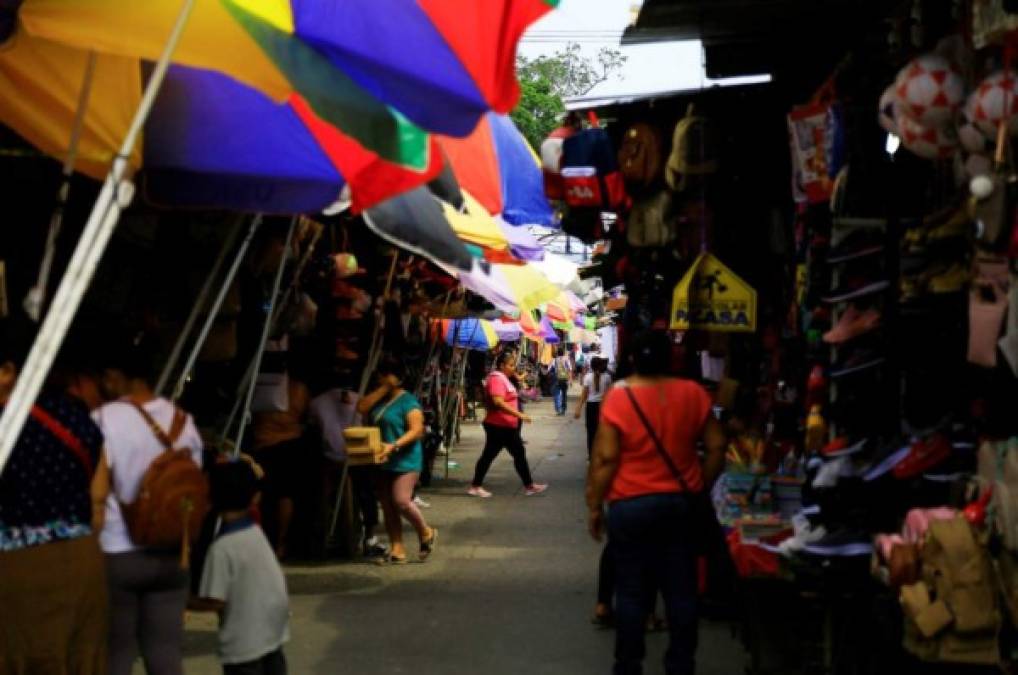 Aunque la Municipalidad y el Gobierno anunciaron la construcción de cuatro mercados zonales en los que reubicarán a unos 5,000 vendedores, una cifra superior seguirá ocupando las calles céntricas de San Pedro Sula.