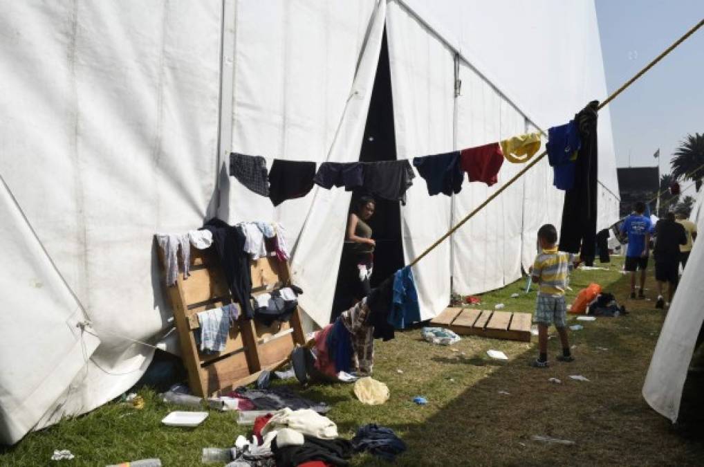 En el estadio hay varias carpas instaladas donde los migrantes han podido descansar.