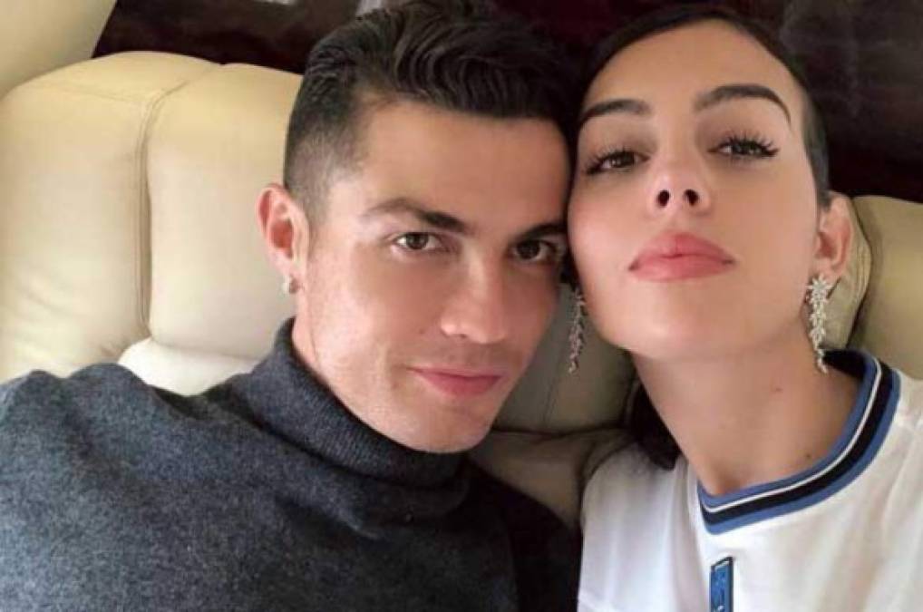 Georgina Rodríguez, novia del astro portugués Cristiano Ronaldo, ha causado revuelo al dar detalles íntimos de su relación con el crack de la Juventus. La chica ha confesado cómo se conocieron y el secreto para mantener feliz a CR7.