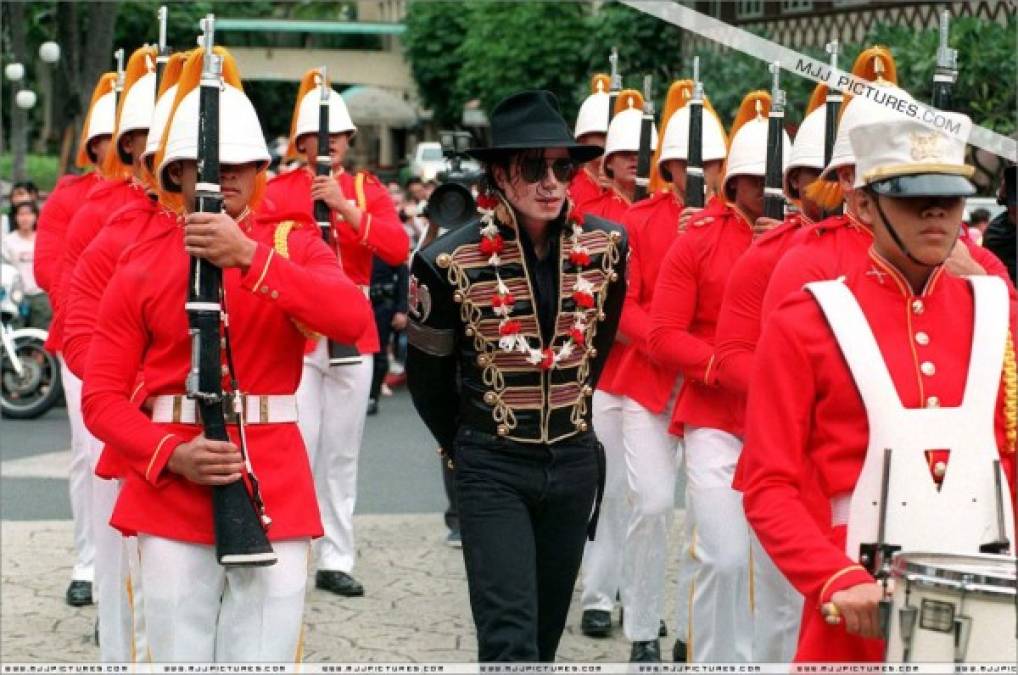 56. Enero del año 1997, mes en el que visitó Hawaii, fue declarado por las autoridades como “El Mes de Michael Jackson“. <br/><br/>57. Asimismo, Michael Jackson es miembro honorífico, junto con sus padres, de la tribu de los Kabakuenas de Sudáfrica.<br/>