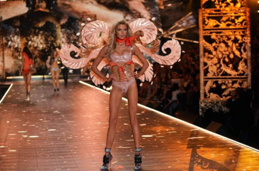 British model Stella Maxwell walks the runway at the 2018 Victoria's Secret Fashion Show on November 8, 2018 at Pier 94 in New York City. - Every year, the Victoria's Secret show brings its famous models together for what is consistently a glittery catwalk extravaganza. It's the most-watched fashion event of the year (800 million tune in annually) with around 12 million USD spent on putting the spectacle together according to Harper's Bazaar. (Photo by TIMOTHY A. CLARY / AFP)