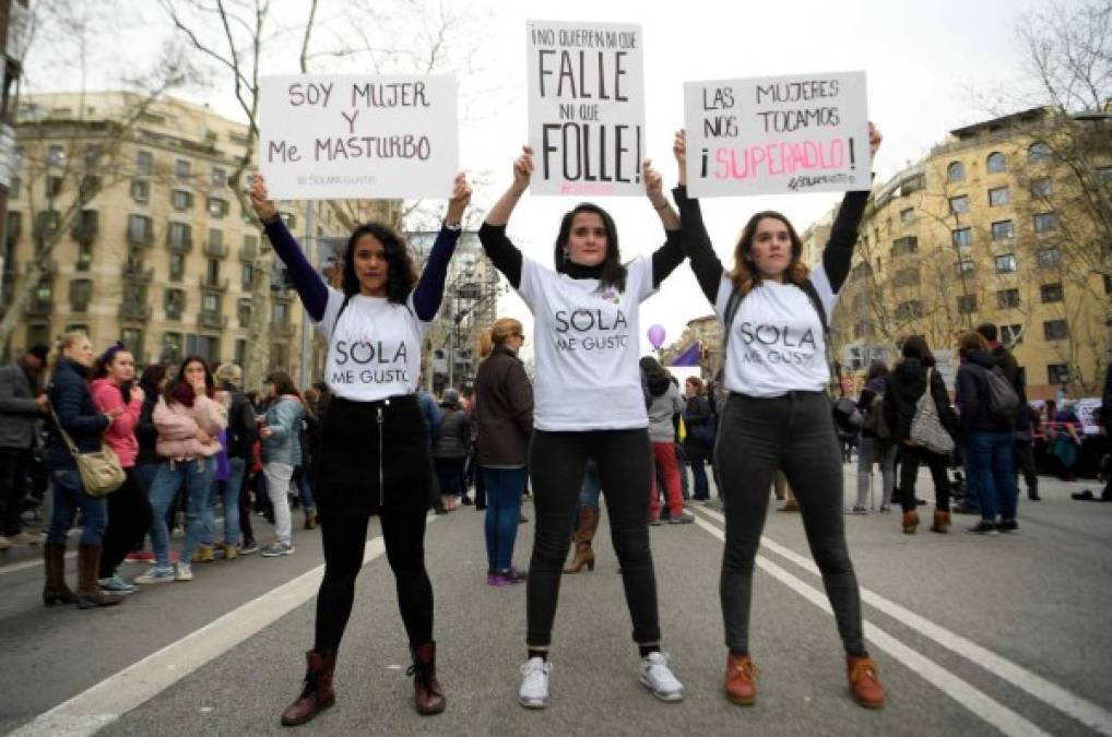 Colectivos feministas llamaron también a las mujeres a no consumir o dejar de hacer tareas domésticas.<br/><br/>En España, uno de los mayores reclamos es que las mujeres cobran un 14,2% menos que los hombres, una brecha no obstante inferior a la media de la UE (16,2%), según datos de la agencia europea Eurostat.