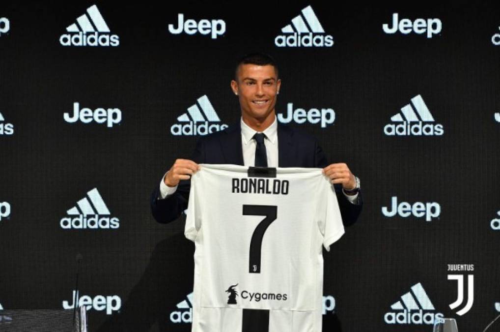 Cristiano Ronaldo, muy sonriente en su presentación con la Juventus.