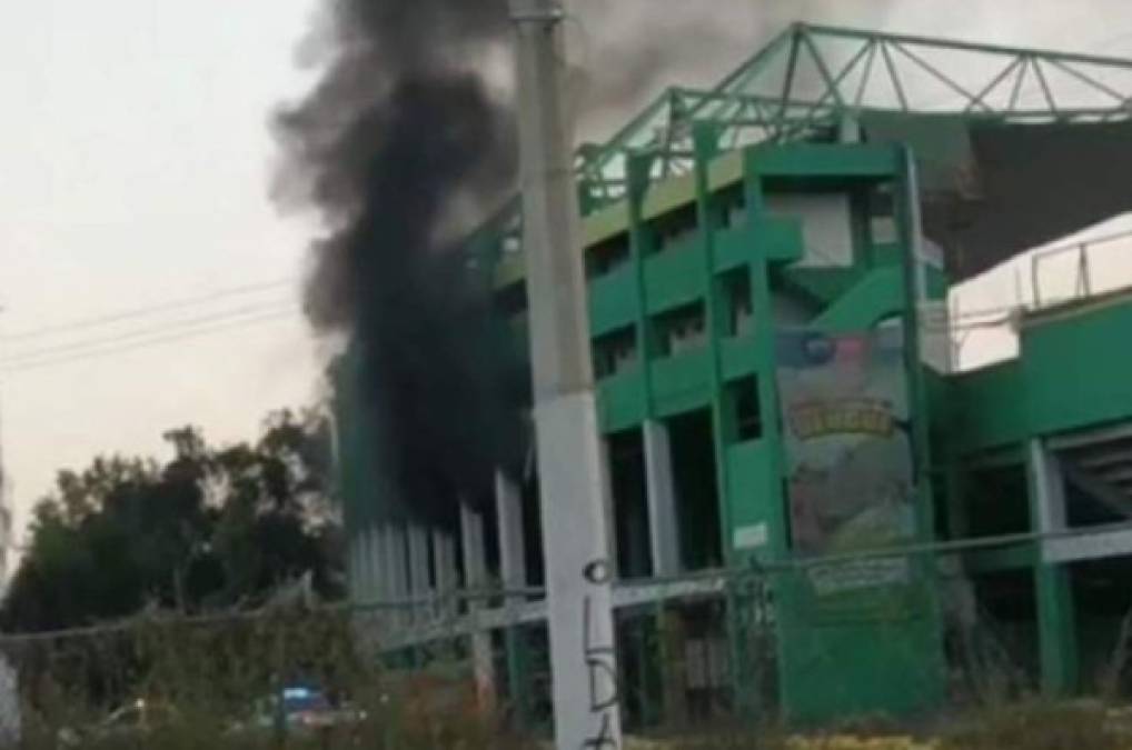 Sin embargo, al arribar al lugar los bomberos, personal de Protección Civil y elementos de Tránsito y de la Policía municipal, se percataron que las llamas provenían de una de las bodegas