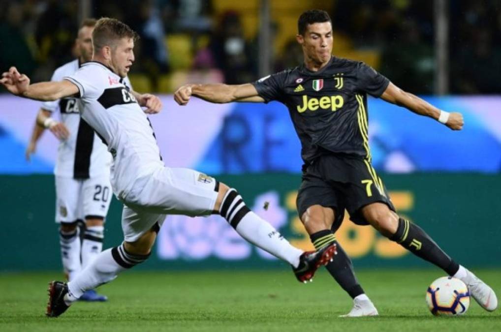 Cristiano Ronaldo no ha podido marcar tras tres jornadas en Italia. El crack luso ha sido bien marcado este día por los defensores del Parma.