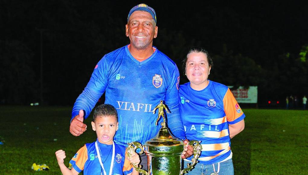 El brasileño Marcelo Ferreira conoció a su esposa cuando jugaba en el Broncos de Choluteca. Decidió no regresar a Brasil y asentarse en San Pedro Sula con su esposa y su hijo.