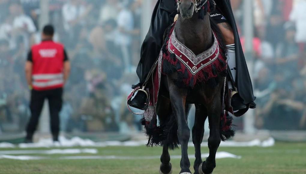 Arturo Vidal recorrió el campo del estadio Monumental montando a caballo.