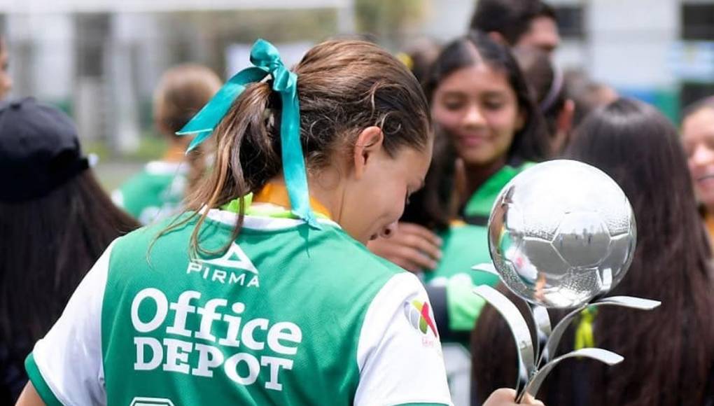 Karla fue parte de la categoría Sub-17 del León Femenil, antes de llegar al primer equipo en julio del 2019. Salió del equipo en junio del 2020, cuando ya tenía 19 años cumplidos.