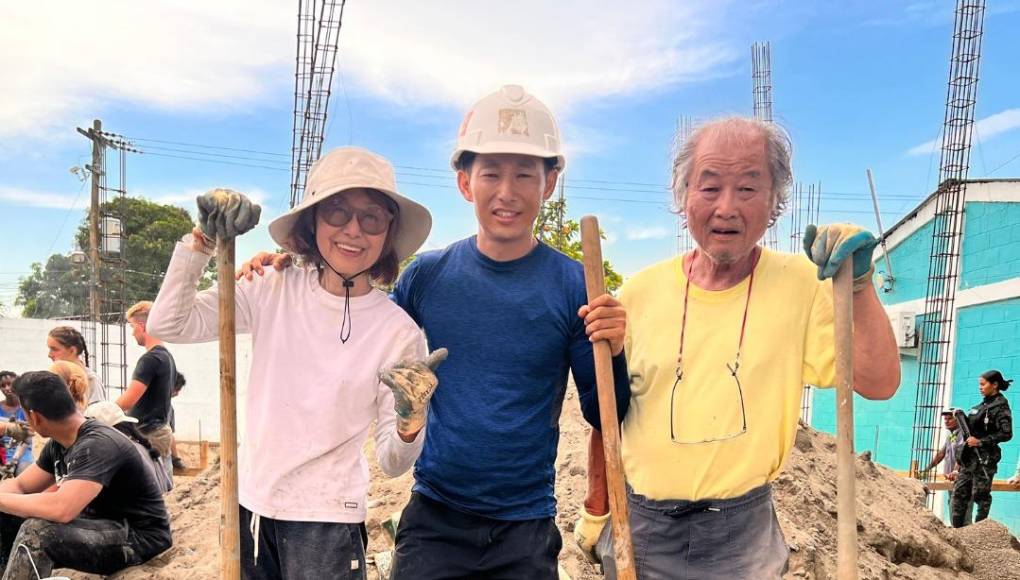 El nombre de su esposa es Aio Fujiyama, de 68 años, según indicó Shin en el video donde sus progenitores le ayudan a construir el módulo de aulas que recién se inauguró en San Pedro Sula. 