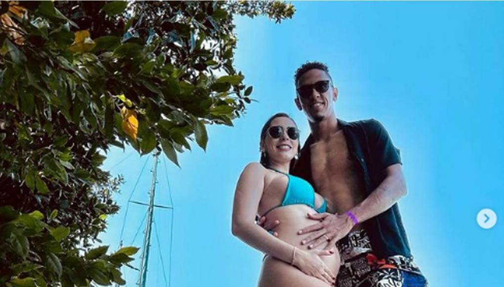 Yan Maciel y su pareja Patricia Cavalheiro, quien está embarazada, se tomaron esta linda foto en Roatán.