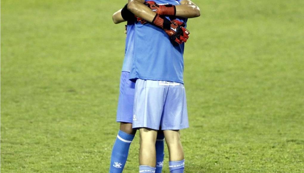 Onan Rodríguez se abraza con Michael Perelló, quien lo felicitó al final del partido.