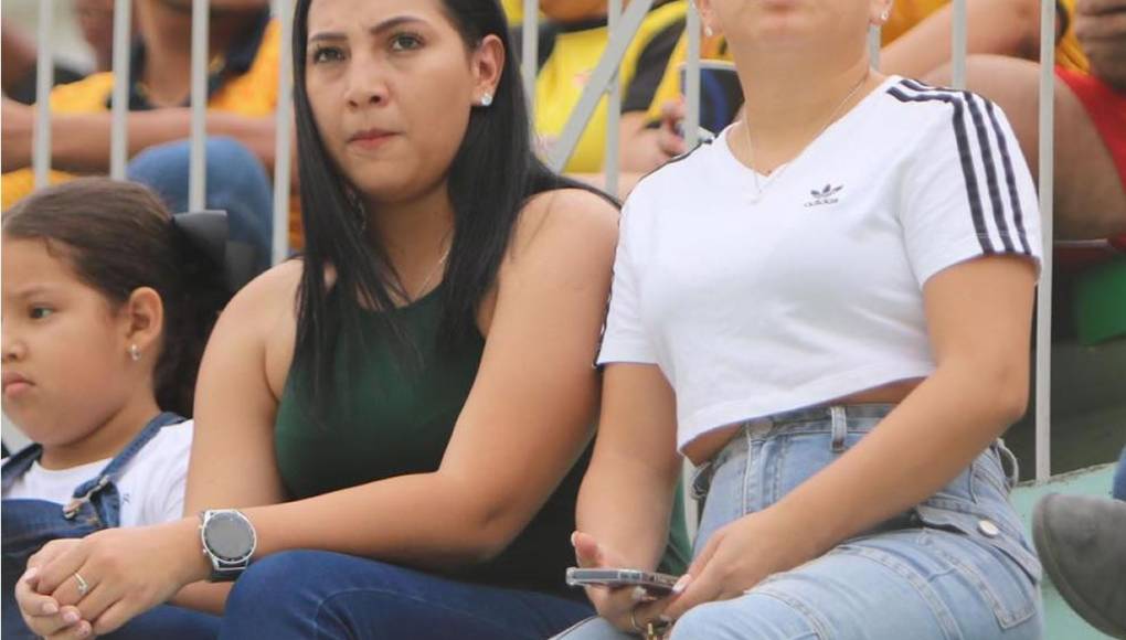 Otras guapas aficionadas en las gradas del estadio Carlos Miranda de Comayagua en el duelo Génesis vs UPN.