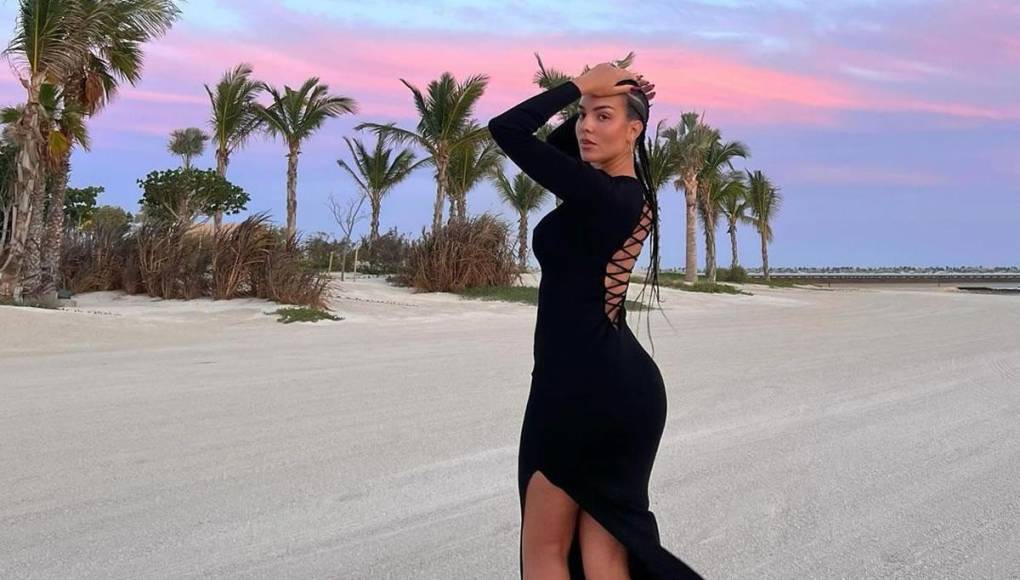 La modelo española volvió a mostrar su esbelta figura con un sexy vestido negro.