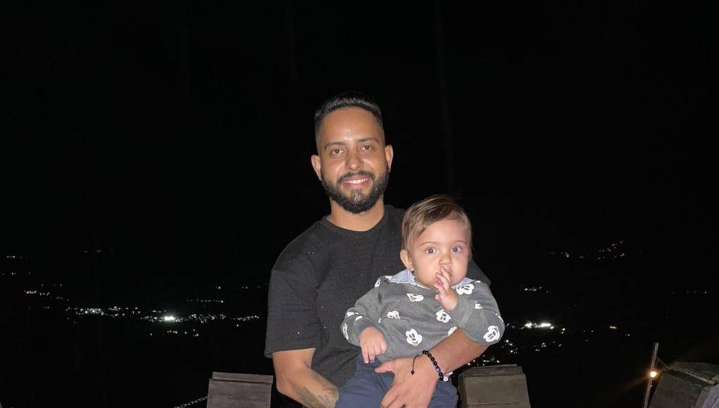 El cantante Maynor MC posa con su hijo Dirham Meza de un año de edad.