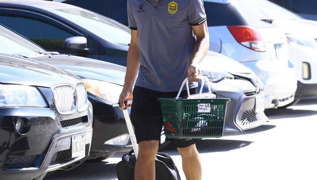 Otros jugadores cargaban otras cosas como Onan Rodríguez que llevaba sus implementos deportivos en una canasta.
