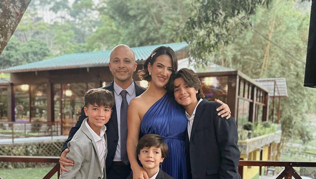 En su cuenta de Instagram, Mónica Tobón de Ponce compartió esta familiar imagen con su esposo German Alonso Ponce e hijos.