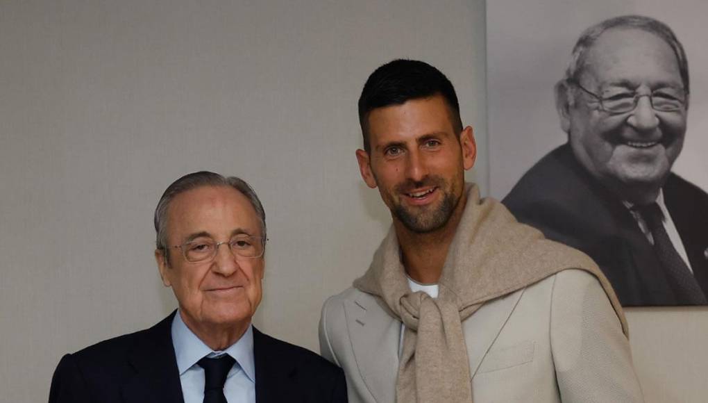 Novak Djokovic visitó el Bernabéu para ver el Clásico y Florentino Pérez le regaló una camiseta al tenista serbio.