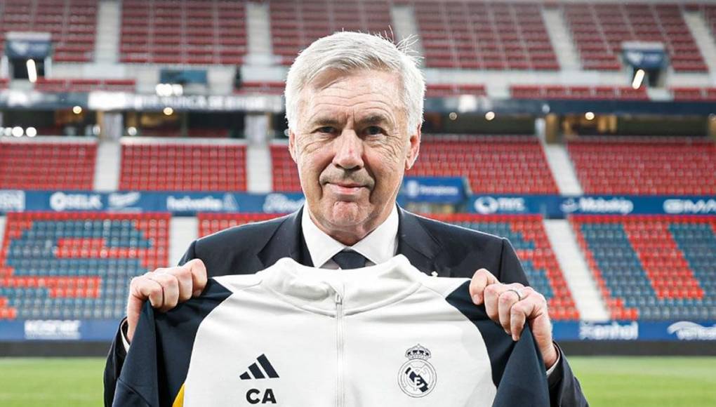 Carlo Ancelotti llegó a 200 victorias como entrenador del Real Madrid con el triunfo ante Osasuna y recibió esta camiseta por parte del club.