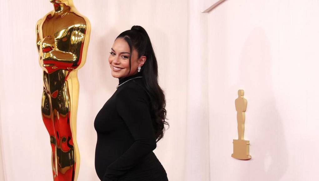 La sexy estrella de Hollywood tenía escondido su embarazo, y este domingo sorprendió al llegar con un vestido negro de Vera Wang Couture, que cubre completamente su cuerpo pero deja ver su figura de embarazada. 