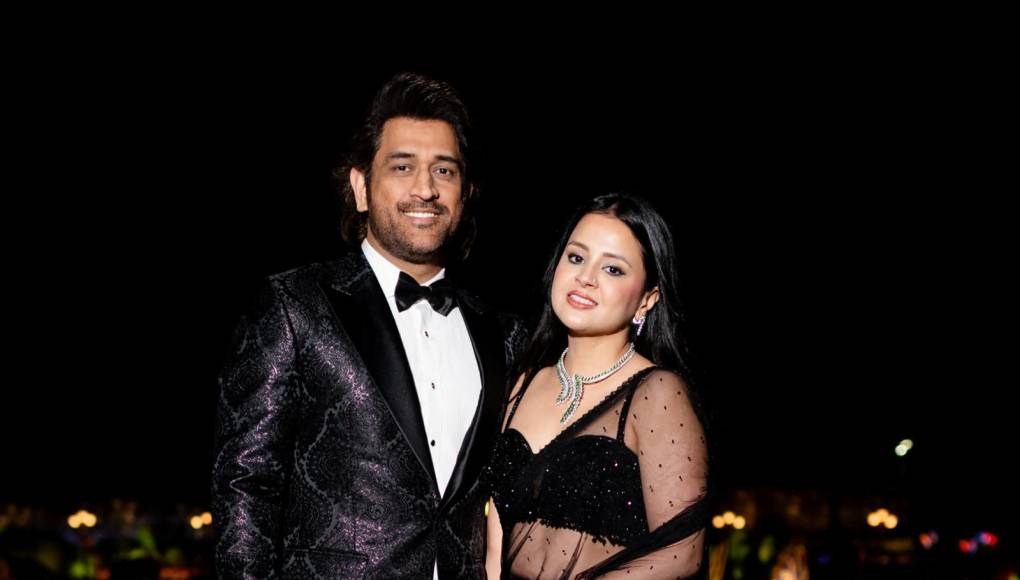 El jugador de cricket Mahendra Singh Dhoni con su esposa Sakshi Dhoni. 