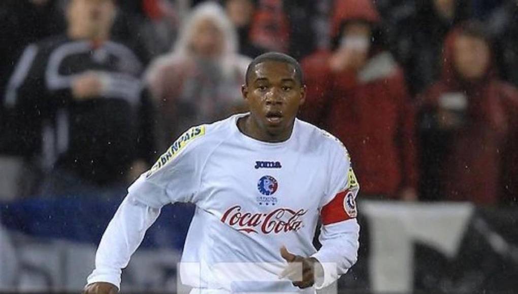 Wilson Palacios debutó en el fútbol profesional en 2002 con la camiseta del Olimpia, equipo con el que hizo 102 apariciones y 32 goles, ganando cinco títulos entre 2002 y 2007, entre ellos un tricampeonato.
