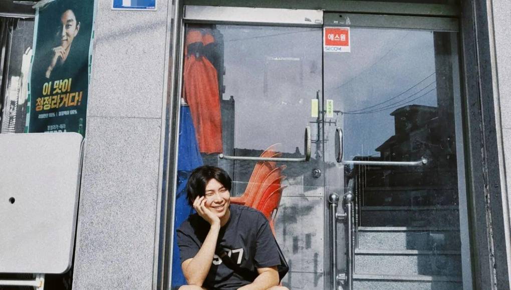 Kim Nam Joon ha estado muy activo en las redes sociales y en especial en su cuenta alterna de Instagram donde recientemente compartió fotos y videos de un viaje que hizo con sus amigos, también se le ve grabando en un estudio, como un adelanto de su nuevo disco como solista.