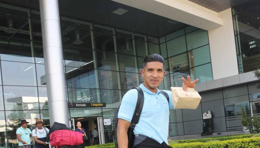 Michaell Chirinos, autor de un golazo ante Costa Rica, saludando al lente de Diario La Prensa.