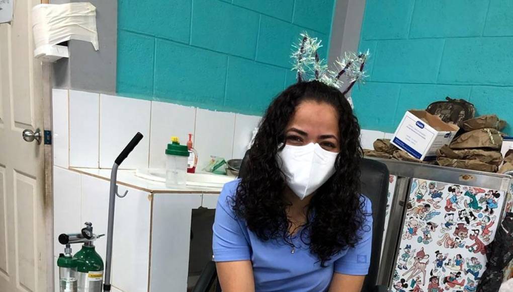 Cabe destacar que April Ortega es egresada de la Universidad Nacional Autónoma de Honduras en el Valle de Sula (UNAH-VS) de la carrera de Licenciatura en Enfermería, hace ya dos años.