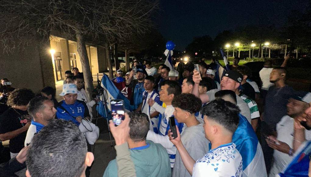 Los aficionados estaban a la espera de que los jugadores de Honduras salieran a saludarlos a la puerta.