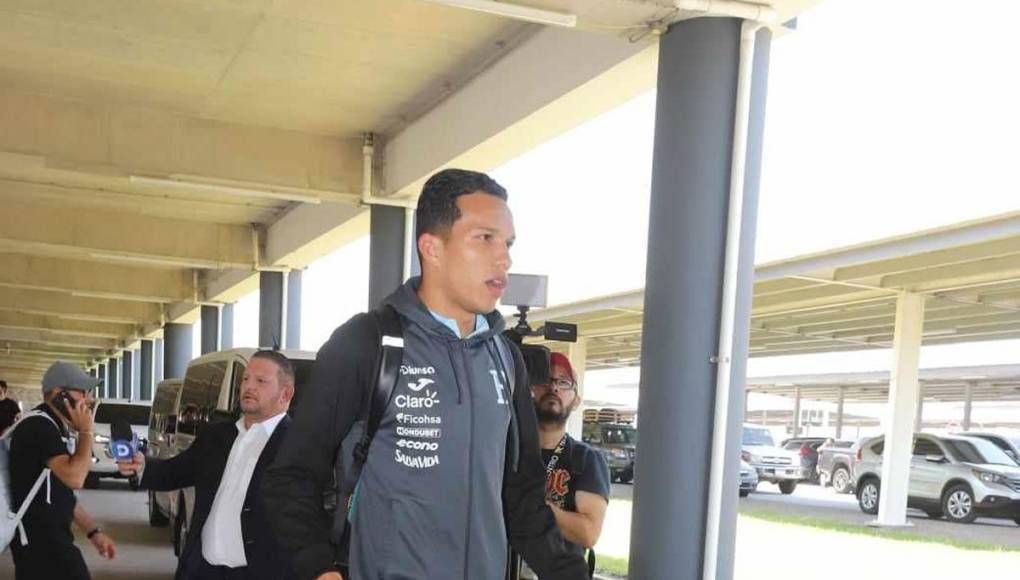 Carlos Meléndez a su llegada al aeropuerto Palmerola de Comayagua tras jugar con la Selección de Honduras.