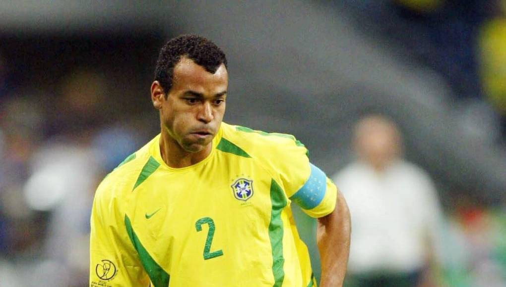 Cafú - Ronaldo escogió a su compatriota brasileño como el mejor lateral derecho de la historia.