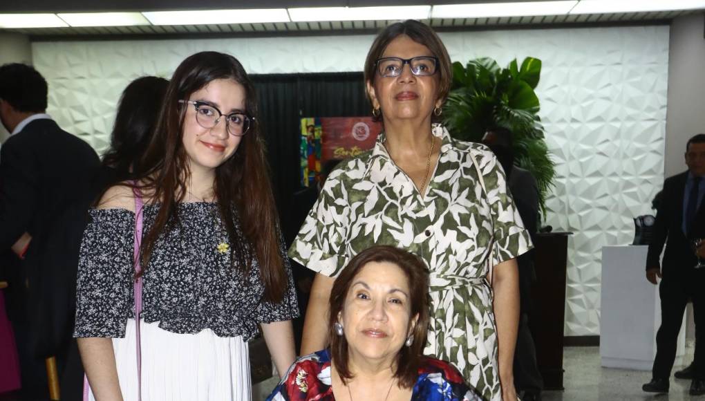 Francis Argueta, Carol Verdial y Lucy Paz