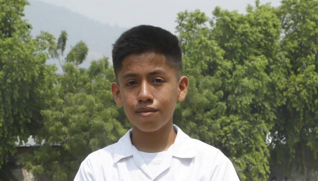 Carlos Eduardo Martínez Suazo, de 14 años de edad y estudiante del noveno grado de Ciclo Común es quien tiene el primer lugar en la excelencia académica con un índice del 99%.
