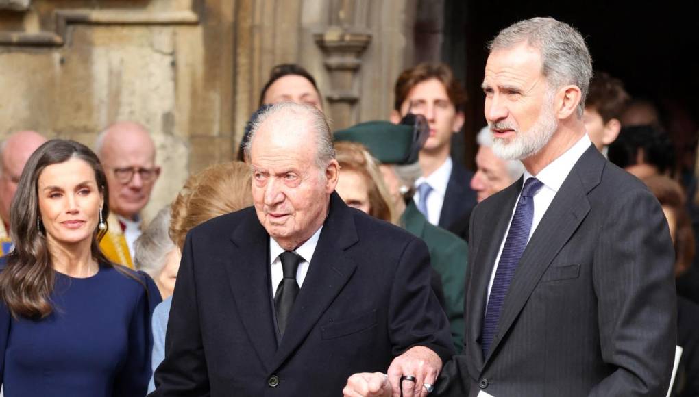 Los reyes Felipe y Letizia llegaron poco antes de las 11.00 GMT al llamado Porche de Galilea de la capilla de San Jorge, donde saludaron a Juan Carlos I, en el primer encuentro entre Felipe VI y su padre desde hace dos meses en Madrid.