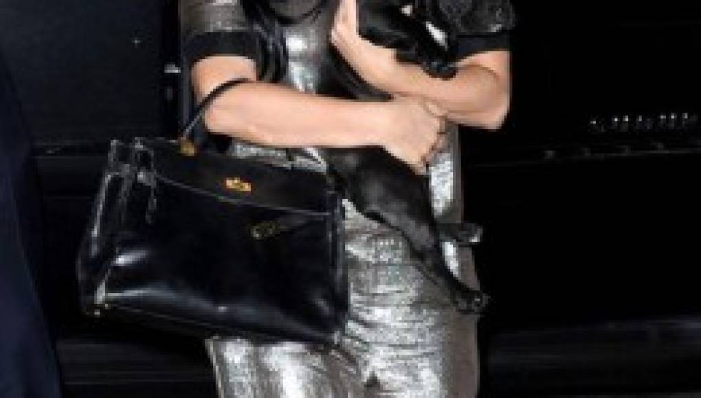 Lady Gaga cambia la peluca por su perro