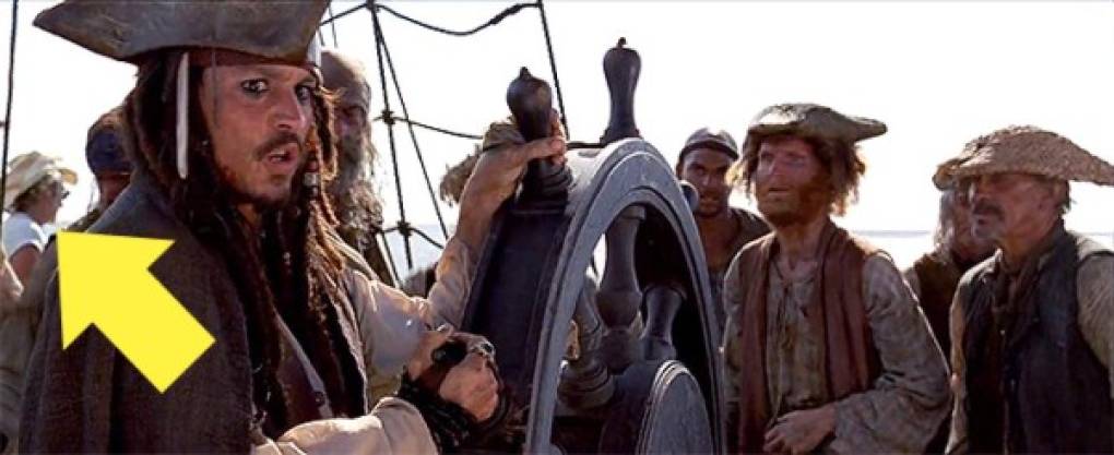 Piratas del Caribe: En la banda del capitán Jack Sparrow había algunos «piratas» con atuendos muy modernos.