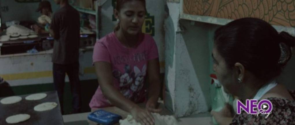 Nathalie Fletes es una hondureña que soñaba con graduarse de la Universidad y lo logró gracias al negocio de tortillas de su madre, María Ulloa, que tiene desde hace más de 28 años en el mercado Guamilito de San Pedro Sula. <br/>Nathalie se convirtió en licenciada de la carrera de Ciencia de la Comunicación y Publicidad gracias al ejemplo de coraje que le dio su madre.