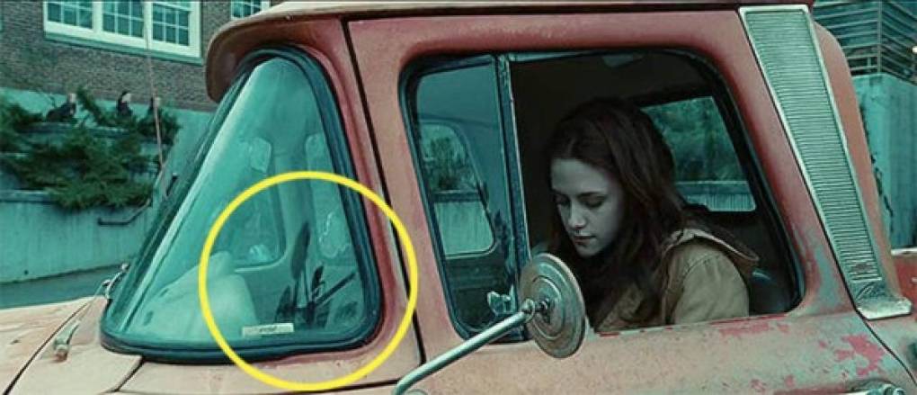 Crepúsculo: Si miras con atención puedes ver el reflejo de la cámara en el vidrio del automóvil en el que está Bella.