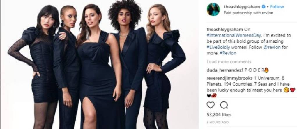 La modelo estadounidense Ashley Graham usó el hashtag #InternationalWomensDay y dijo, 'estoy emocionado de ser parte de este audaz grupo de increíbles mujeres'.